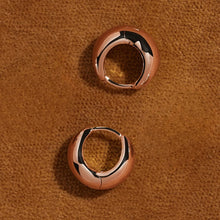 Load image into Gallery viewer, La Muse Huggie Earrings