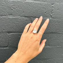 Load image into Gallery viewer, Mini Amra Pearl Ring
