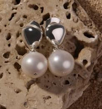 Load image into Gallery viewer, Hanging Pearl Earrings
