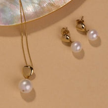 Load image into Gallery viewer, Button Pearl Stud Earrings
